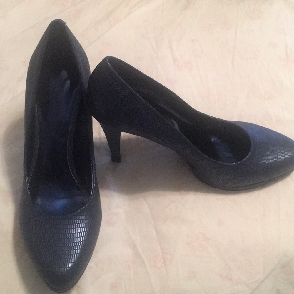 New Nine West Rocha pumps in Midnight blue- 6 1/2